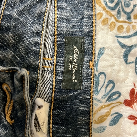 Woman’s Eddie bauer denim capri . - Picture 3 of 4